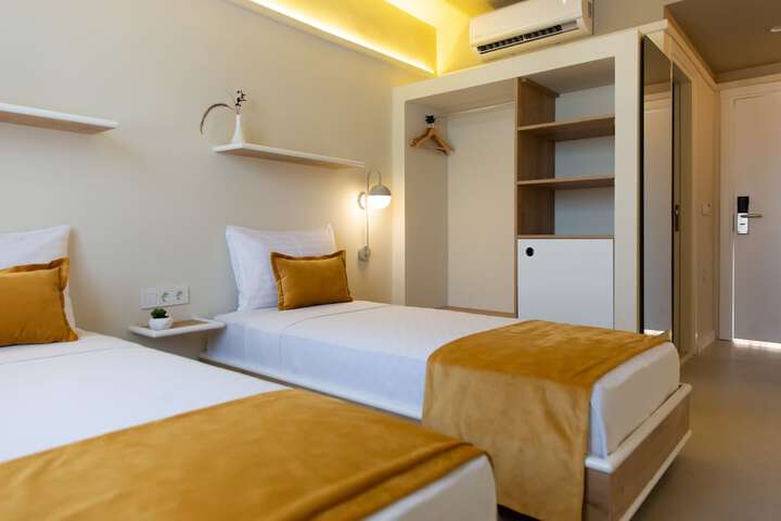 Room 32 of 67