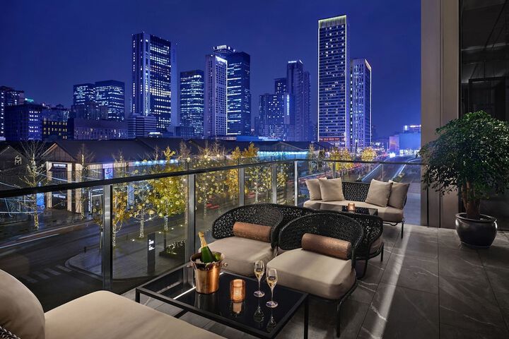 Lounge 54 of 80