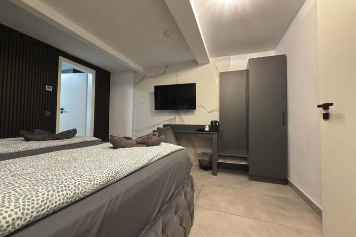 Room 5 of 10