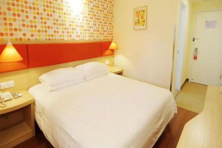 Room 4 of 12