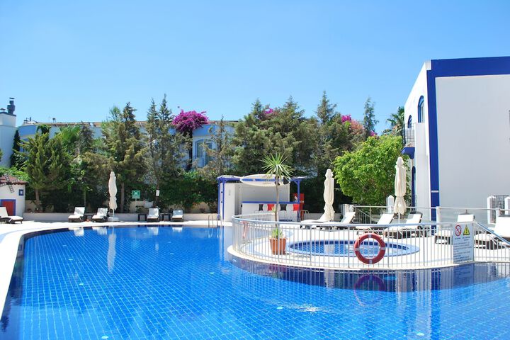 Hotel Pool