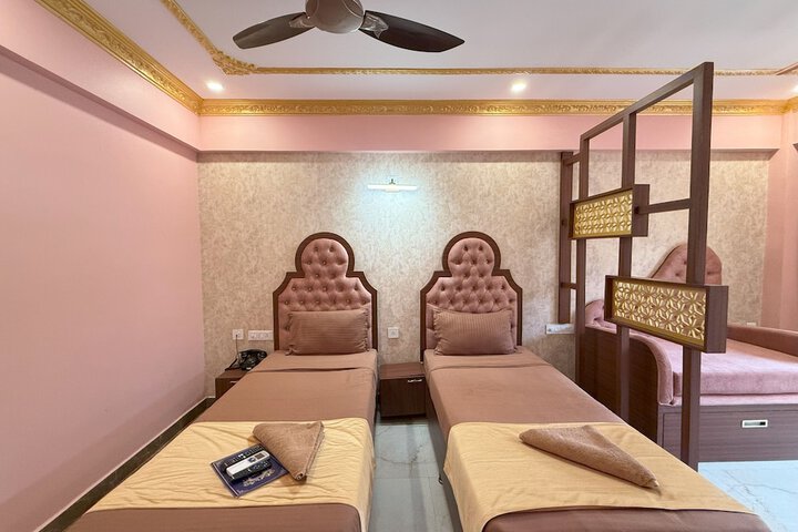 Room 13 of 32