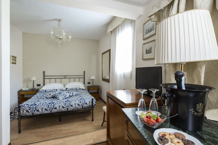 Room 2 of 62