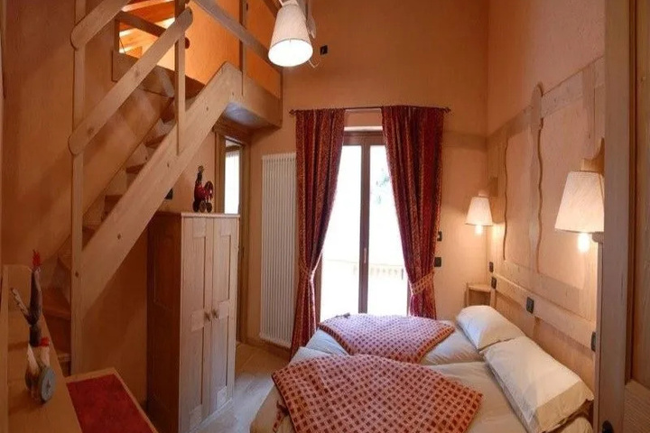 Room 2 of 16