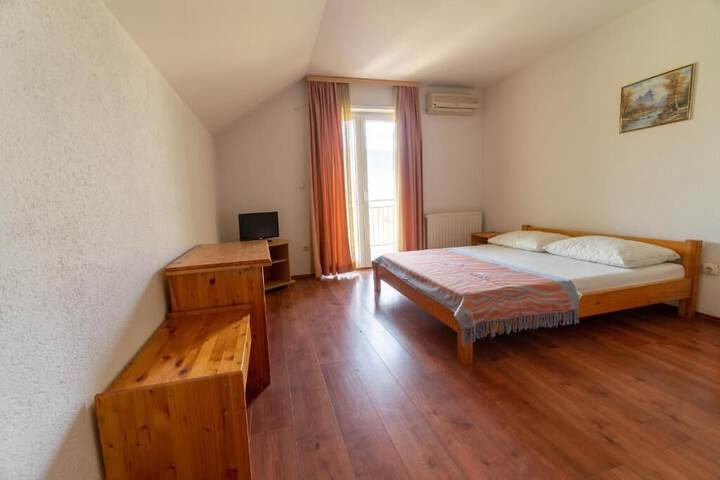 Room 5 of 23