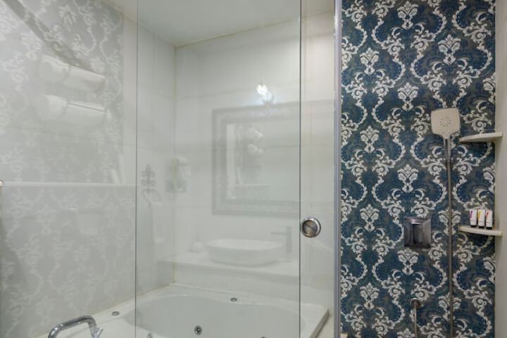 Room 17 of 28