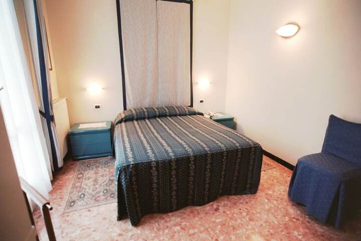 Room 9 of 37