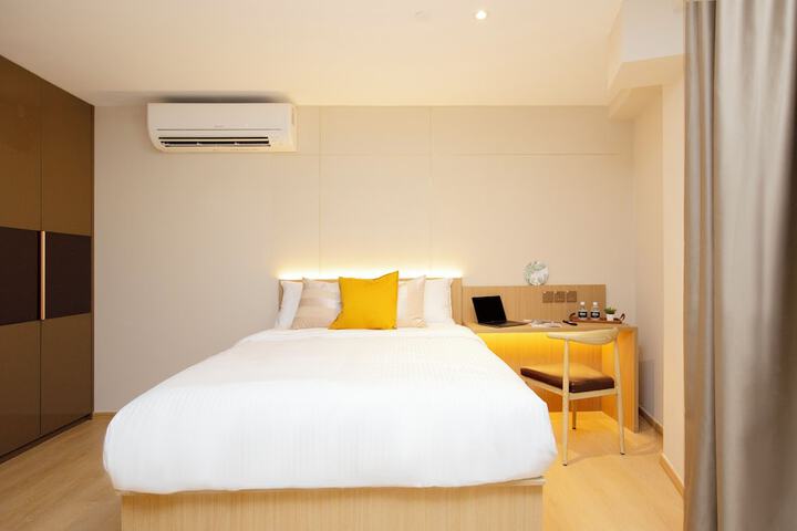 Room 8 of 42