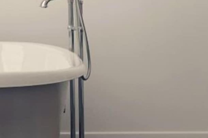 Deep soaking bathtub