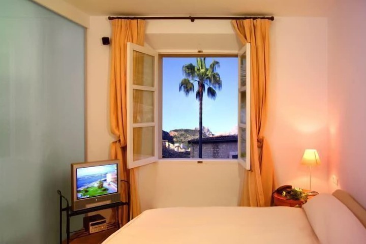 Room 11 of 52
