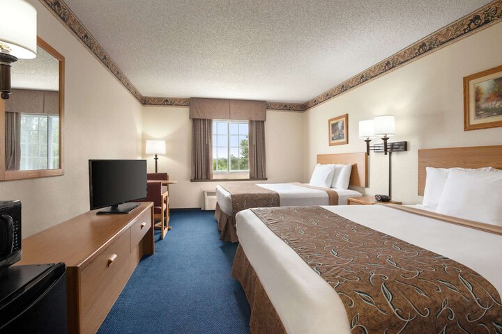 1 Queen Bed Accessible Room (15 of 19)