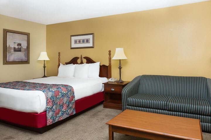 1 Queen Bed Mobility Accessible (24 of 27)