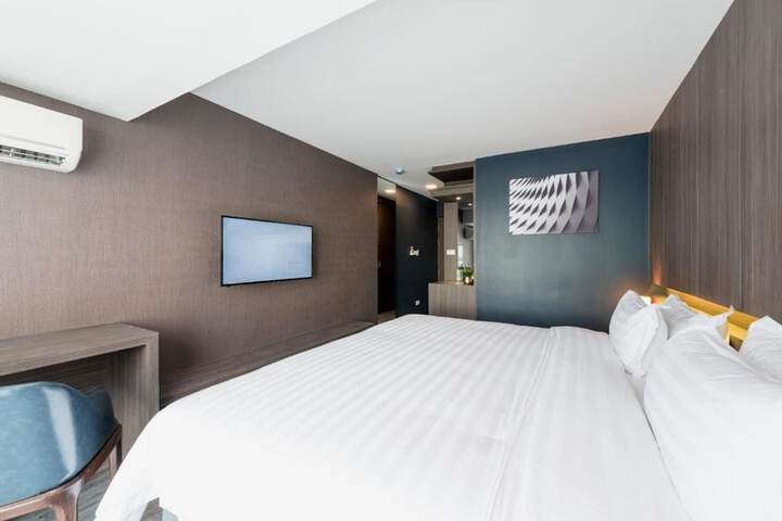 Room 12 of 33