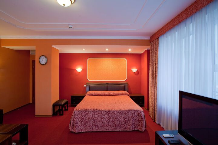 Room 10 of 99