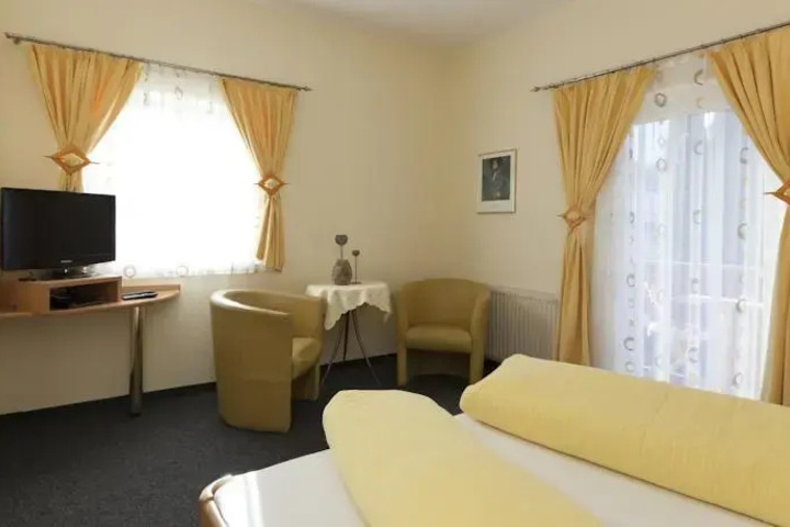 Room 2 of 10