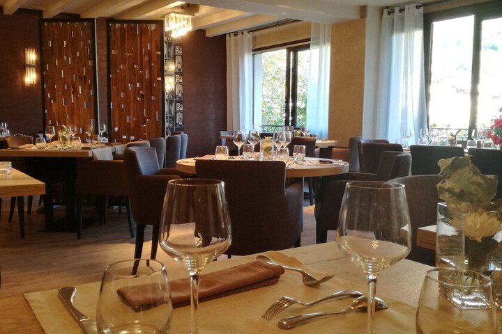 Dining 18 of 23