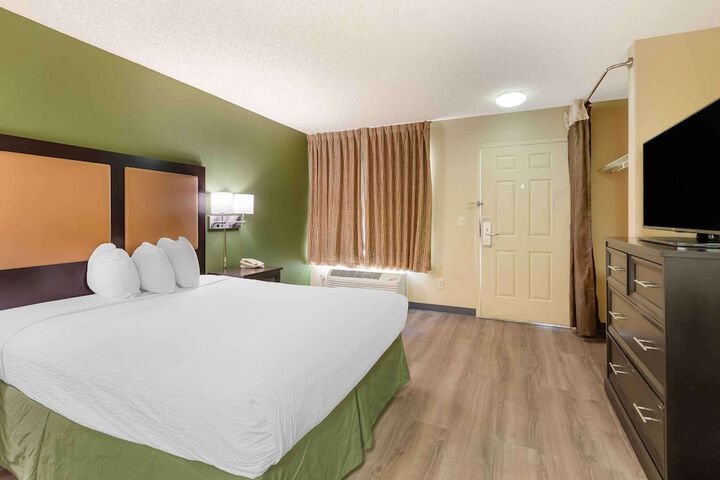 Modern Queen Bed Kitchen Accessible (1 of 6)