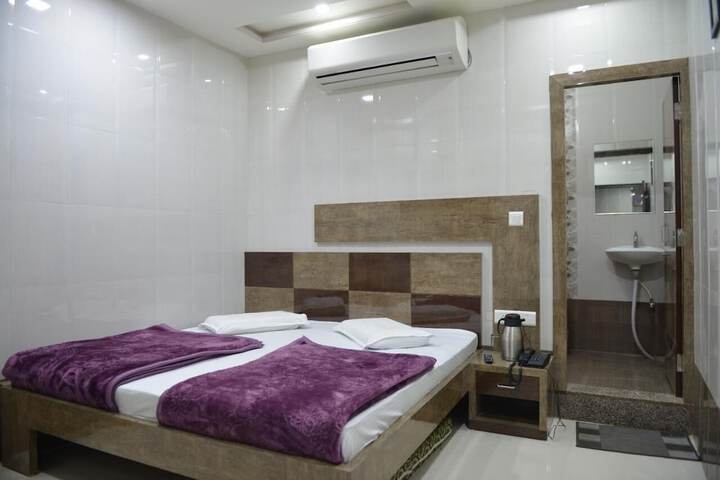 Room 2 of 7