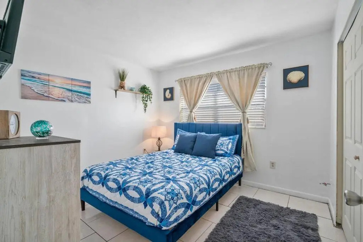 Exterior of The Blue Oasis* - 5 min to Downtown Fort Myers