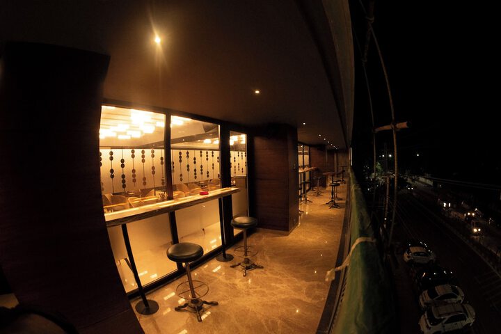 Lounge 42 of 87