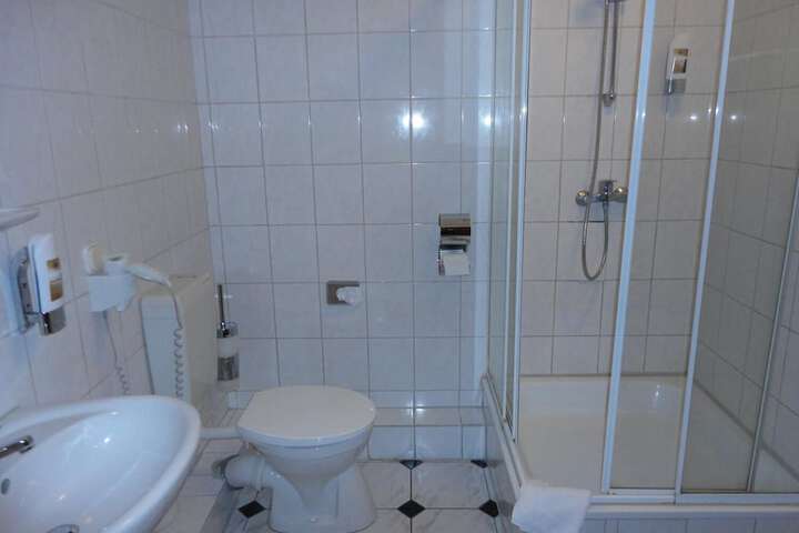 Room 10 of 13