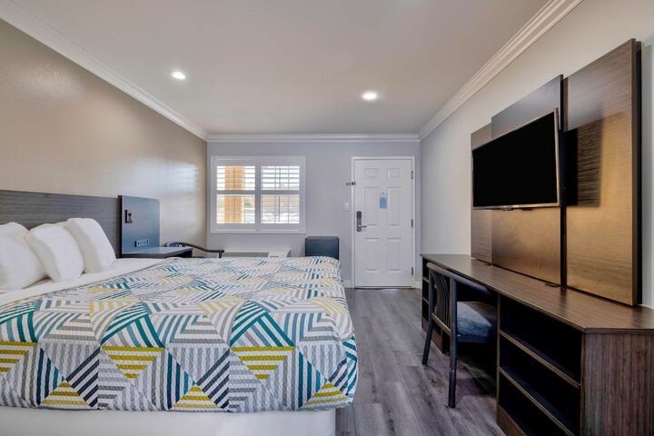 Deluxe Suite Queen Bed (7 of 14)