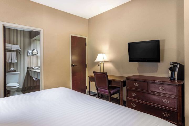 1 King Bed Accessible (18 of 37)