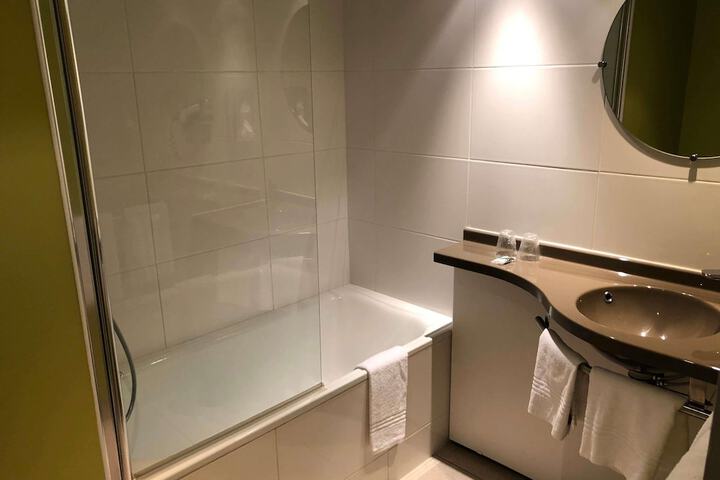 Room 15 of 77