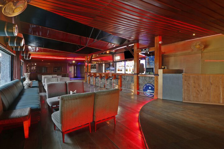 Lounge 26 of 36