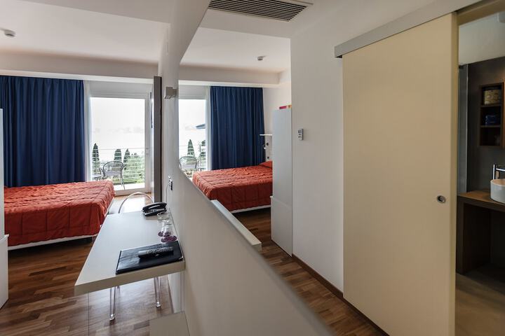 Room 14 of 34