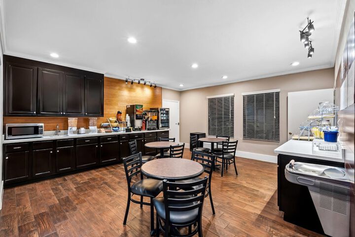 Breakfast/Coffee Service 26 of 34