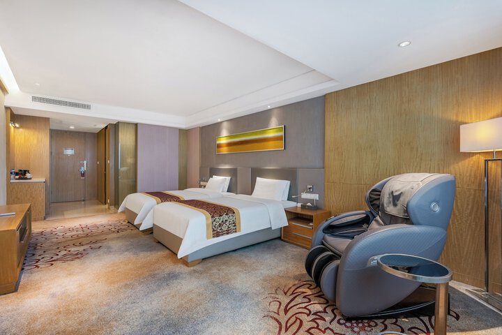 Room 11 of 28