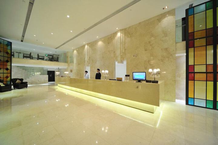 Entrance & Lobby