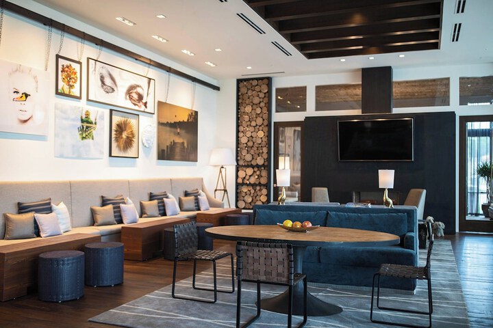 Lobby lounge