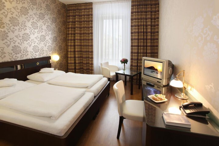 Room 10 of 41