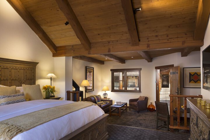 Deluxe King Bed (7 of 26)