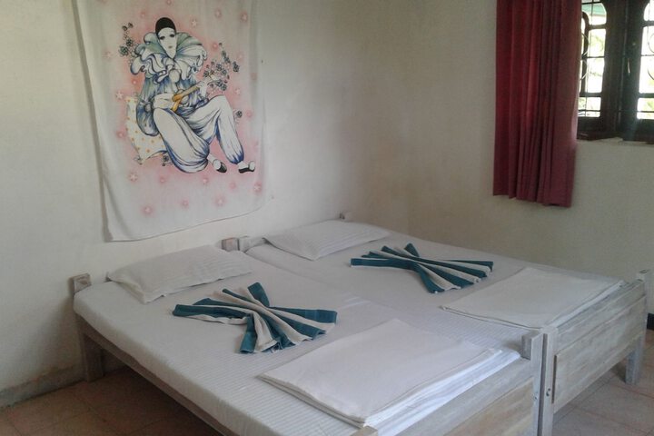 Room 4 of 8