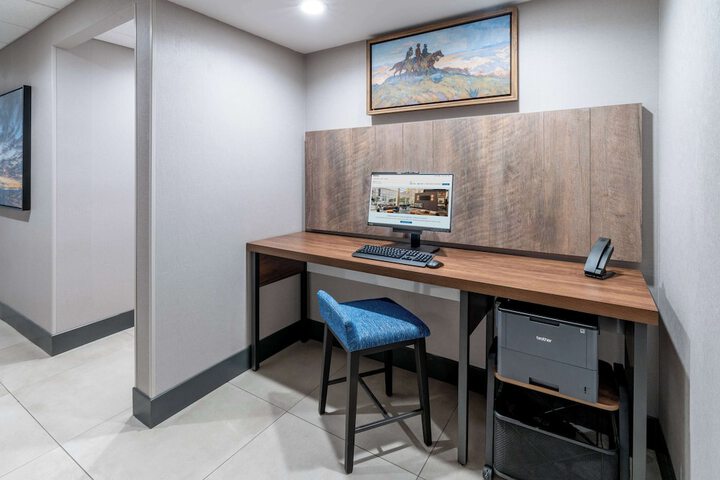 Business Center 27 of 32