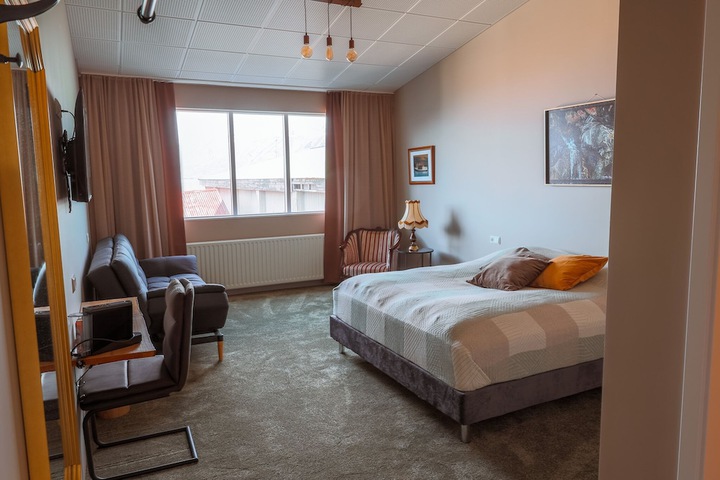 Room 6 of 9