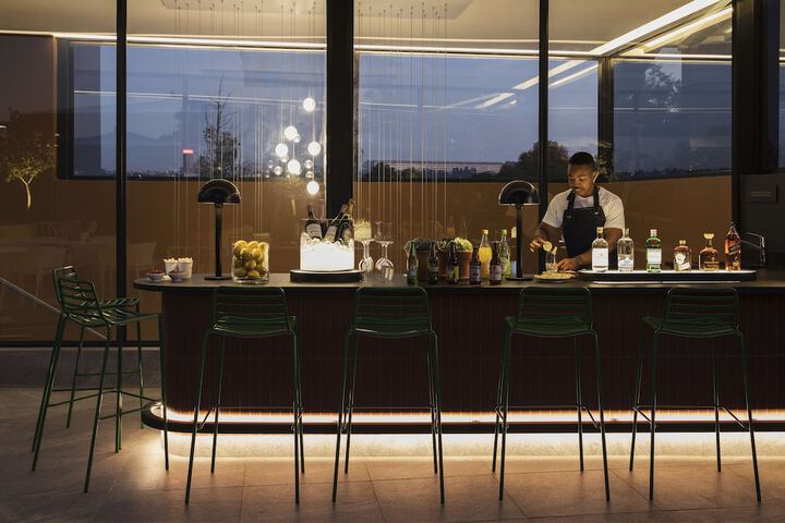 Lounge 62 of 77