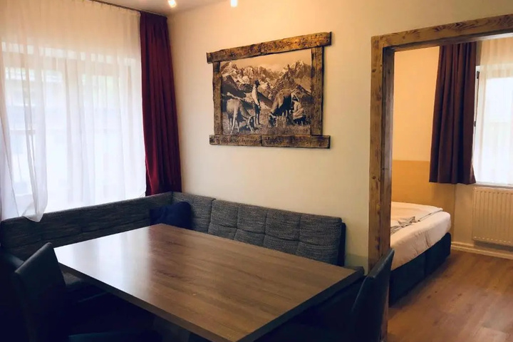 Room 4 of 8