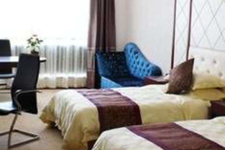 Room 6 of 33
