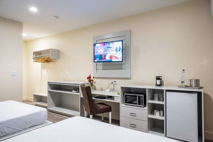 2 Queen Beds (12 of 14)