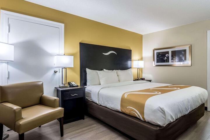 1 King Bed (10 of 12)