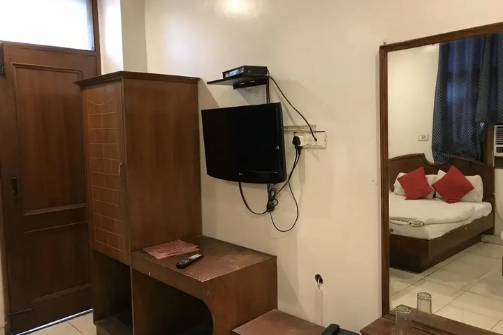 Room 5 of 16