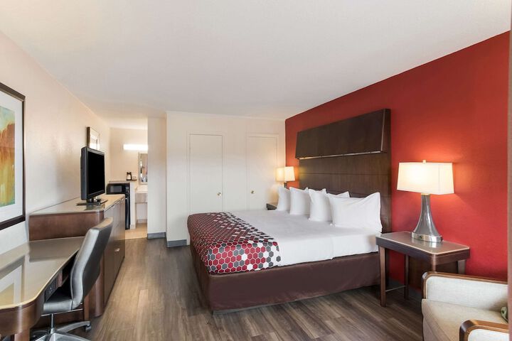 1 King Bed (2 of 11)