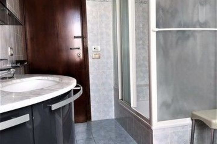 Room 6 of 25