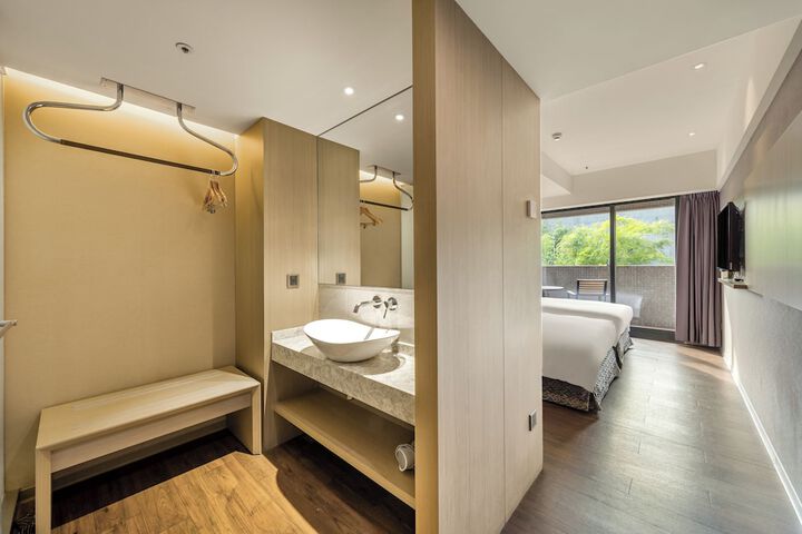 Room 18 of 108