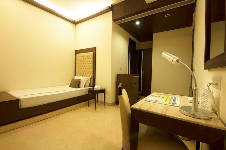 Room 13 of 25