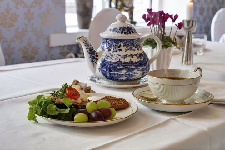 Breakfast/Coffee Service 44 of 80
